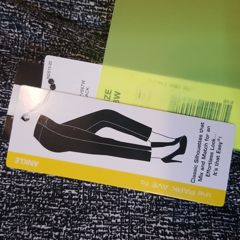 Capri Pants Women 18w 2 pair 🎀🎀🎀🎀🎀🎀🎀🎀🎀🎀🎀🎀🎀🎀🎀🎀🎀🎀🎀🎀